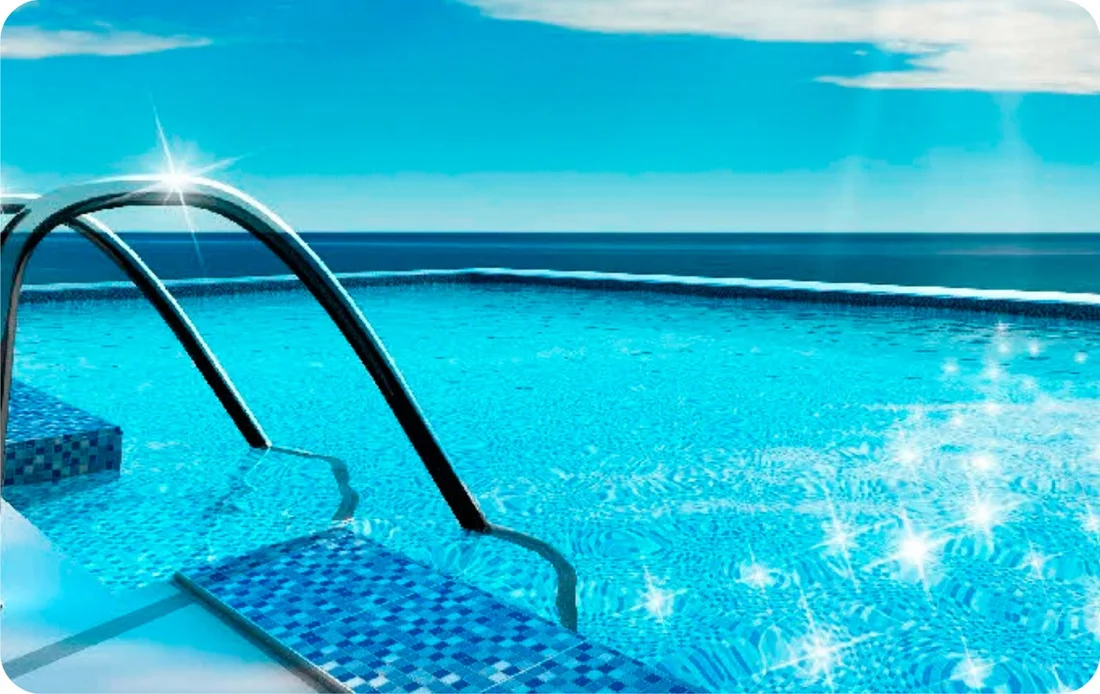Piscina con agua y una escalera metálica.
